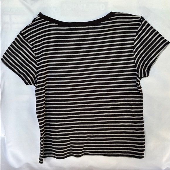 GENTLY WORN UNIQUE FOREVER 21 UNISEX BLACK & GREY STRIPPED TOP - Picture 5 of 10